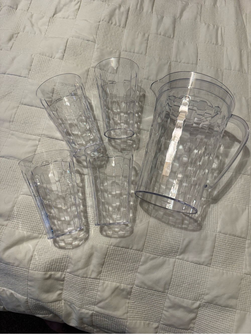 Tupperware Prism set of Plastic Pitcher with 4 Matching Tumblers - Clear